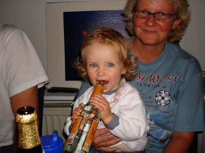 September 2007 - Sarah Sophie - die Tochter meiner Cousine Maike mit ihrem ersten Bier